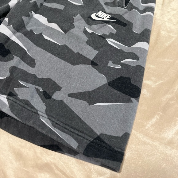 Vintage Nike Grey Camo Sweat Shorts Size Large - Picture 2 of 7